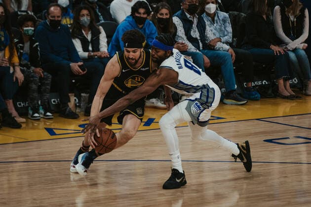 03.02.2022, USA, San Francisco, Chase Center, Basketball Herren, NBA, Basketball Herren, USA Saison 2021 2022, Golden State Warriors - Sacramento Kings Klay Thompson (Warriors li.) gegen Maurice Harkless (Kings, re.)