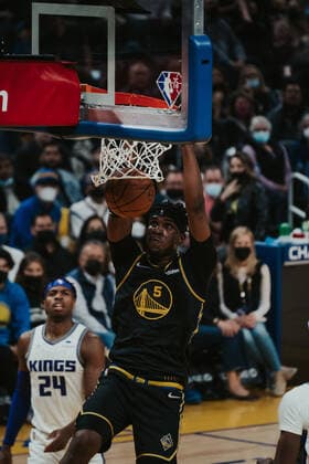 03.02.2022, USA, San Francisco, Chase Center, Basketball Herren, NBA, Basketball Herren, USA Saison 2021 2022, Golden State Warriors - Sacramento Kings Kevon Looney Dunk