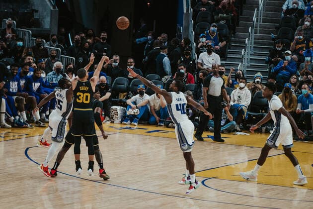 03.02.2022, USA, San Francisco, Chase Center, Basketball Herren, NBA, Basketball Herren, USA Saison 2021 2022, Golden State Warriors - Sacramento Kings Stephen Curry (Warriors mi.) 3er