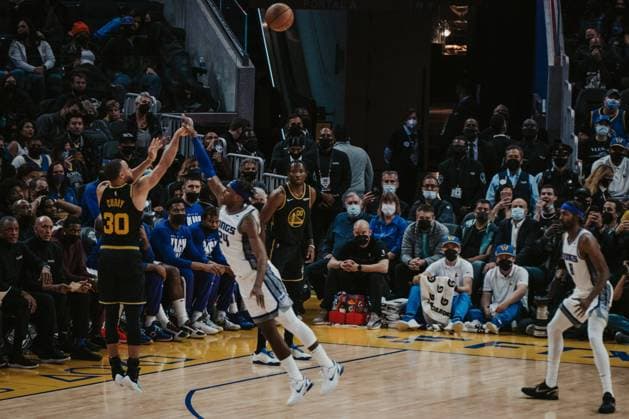 03.02.2022, USA, San Francisco, Chase Center, Basketball Herren, NBA, Basketball Herren, USA Saison 2021 2022, Golden State Warriors - Sacramento Kings Stephen Curry (Warriors mi.) 3er *** 03 02 2022, USA, San Francisco, Chase Center, basketball men, NBA season 2021 2022, Golden State Warriors Sacramento Kings Stephen Curry Warriors mi 3er