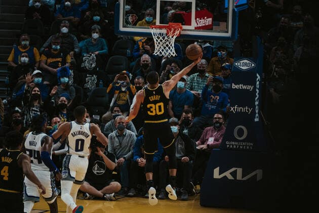 03.02.2022, USA, San Francisco, Chase Center, Basketball Herren, NBA, Basketball Herren, USA Saison 2021 2022, Golden State Warriors - Sacramento Kings Stephen Curry (Warriors mi.) Korbleger