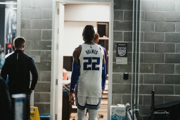 03.02.2022, USA, San Francisco, Chase Center, Basketball Herren, NBA, Basketball Herren, USA Saison 2021 2022, Golden State Warriors - Sacramento Kings Richaun Holmes auf dem Weg in die Kabine