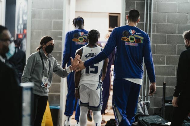 03.02.2022, USA, San Francisco, Chase Center, Basketball Herren, NBA, Basketball Herren, USA Saison 2021 2022, Golden State Warriors - Sacramento Kings Alex Len auf dem Weg in die Kabine
