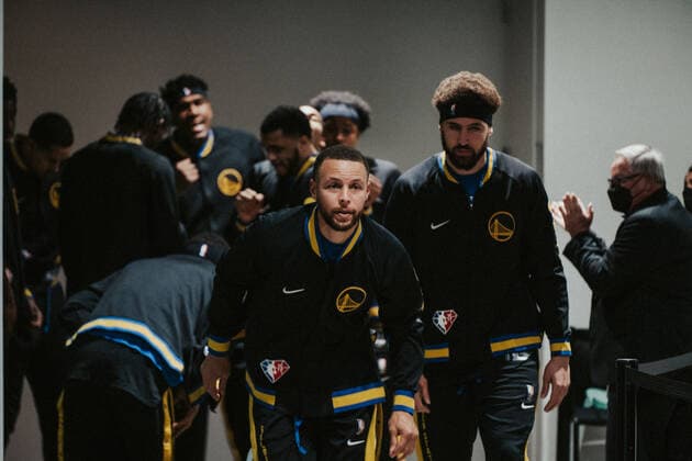 03.02.2022, USA, San Francisco, Chase Center, Basketball Herren, NBA, Basketball Herren, USA Saison 2021 2022, Golden State Warriors - Sacramento Kings Stephen Curry beim Einzug in die Halle