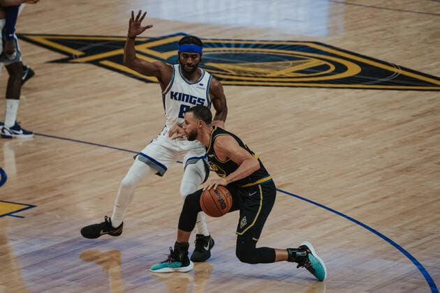 03.02.2022, USA, San Francisco, Chase Center, Basketball Herren, NBA, Basketball Herren, USA Saison 2021 2022, Golden State Warriors - Sacramento Kings Stephen Curry (Warriors re.) gegen Maurice Harkless (Kings li.)