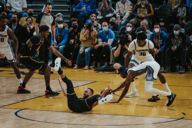 03.02.2022, USA, San Francisco, Chase Center, Basketball Herren, NBA, Basketball Herren, USA Saison 2021 2022, Golden State Warriors - Sacramento Kings Stephen Curry (Warriors mi.) gegen Maurice Harkless (Kings re.)