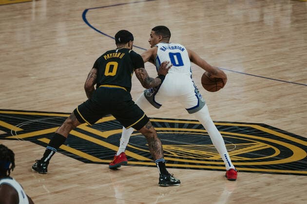 03.02.2022, USA, San Francisco, Chase Center, Basketball Herren, NBA, Basketball Herren, USA Saison 2021 2022, Golden State Warriors - Sacramento Kings Tyrese Haliburton (Kings re.) gegen Gary Payton II (Warriors li.)