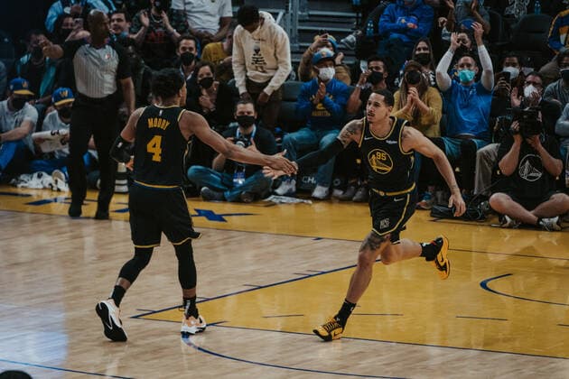 03.02.2022, USA, San Francisco, Chase Center, Basketball Herren, NBA, Basketball Herren, USA Saison 2021 2022, Golden State Warriors - Sacramento Kings Moses Moody (li.) und Juan Toscano-Anderson (re.)