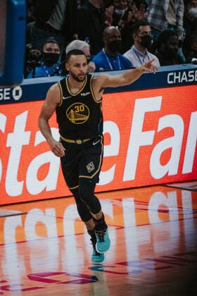 03.02.2022, USA, San Francisco, Chase Center, Basketball Herren, NBA, Basketball Herren, USA Saison 2021 2022, Golden State Warriors - Sacramento Kings Stephen Curry Jubel