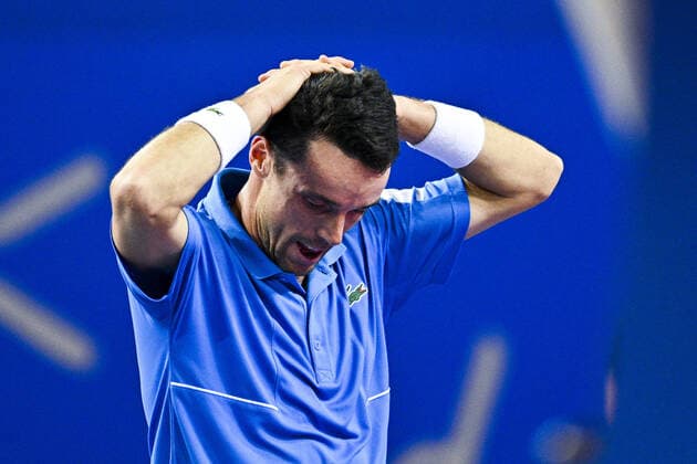 deception de Robert Bautista Agut (Esp) sur l avant dernier point TENNIS : Open Sud de France 2022 - Montpellier - 04 02 2022 JBAutissier Panoramic 