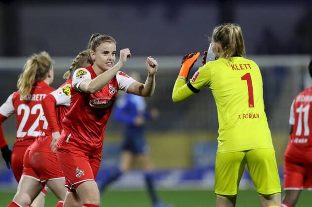 FLYERALARM Frauen-Bundesliga; TSG 1899 Hoffenheim - 1. FC Koeln; 04.02.2022 Myrthe Moorrees ( 6, 1. FC Koeln) klatscht mit Manon Klett ( 1, 1. FC Koeln) ab, FLYERALARM Frauen-Bundesliga, TSG 1899 Hoffenheim - 1. FC Koeln, 04.02.2022, Sinsheim, Dietmar-Hopp-Stadion Copyright: xBEAUTIFULxSPORTS JulienxChristx