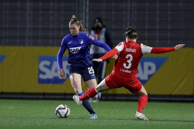 FLYERALARM Frauen-Bundesliga; TSG 1899 Hoffenheim - 1. FC Koeln; 04.02.2022 Sabrina Horvat ( 3, 1. FC Koeln) im Duell mit Jule Brand ( 29, TSG 1899 Hoffenheim), FLYERALARM Frauen-Bundesliga, TSG 1899 Hoffenheim - 1. FC Koeln, 04.02.2022, Sinsheim, Dietmar-Hopp-Stadion Copyright: xBEAUTIFULxSPORTS JulienxChristx