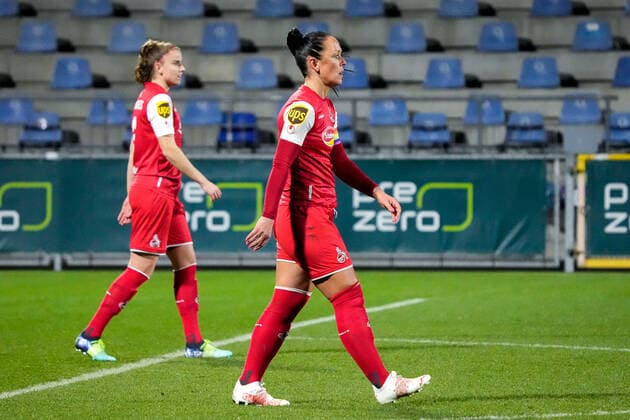 v.li.: Myrthe Moorrees (Köln, 6), Peggy Kuznik (Köln, 21), Spielerinnen des 1. FC Köln, enttäuscht schauend, Enttäuschung, Frustration, disappointed, pessimistisch, nach dem Gegentor zum 1:0, Action, Aktion, Spielszene, 04.02.2022, Sinsheim (Hoffenheim) (Deutschland), Fussball, Flyeralarm Frauen-Bundesliga, TSG 1899 Hoffenheim - 1. FC Köln, 04.02.2022, Sinsheim (Hoffenheim) (Deutschland), Fussball, Flyeralarm Frauen-Bundesliga, TSG 1899 Hoffenheim - 1. FC Köln, DFB DFL REGULATIONS PROHIBIT ANY USE OF PHOTOGRAPHS AS IMAGE SEQUENCES AND OR QUASI-VIDEO. xozx