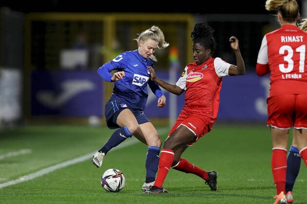 FLYERALARM Frauen-Bundesliga; TSG 1899 Hoffenheim - 1. FC Koeln; 04.02.2022 Judith Steinert ( 19, TSG 1899 Hoffenheim) im Duell mit Eunice Beckmann ( 11, 1. FC Koeln), FLYERALARM Frauen-Bundesliga, TSG 1899 Hoffenheim - 1. FC Koeln, 04.02.2022, Sinsheim, Dietmar-Hopp-Stadion Copyright: xBEAUTIFULxSPORTS JulienxChristx