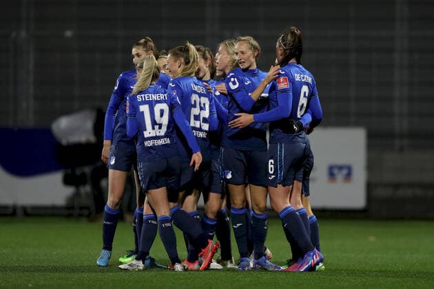 FLYERALARM Frauen-Bundesliga; TSG 1899 Hoffenheim - 1. FC Koeln; 04.02.2022 Torjubel bei der TSG nach dem 1:0 durch Nicole Billa ( 16, TSG 1899 Hoffenheim), FLYERALARM Frauen-Bundesliga, TSG 1899 Hoffenheim - 1. FC Koeln, 04.02.2022, Sinsheim, Dietmar-Hopp-Stadion Copyright: xBEAUTIFULxSPORTS JulienxChristx