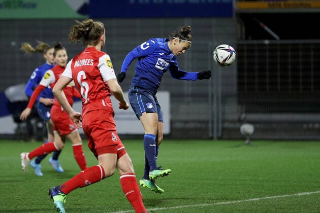 FLYERALARM Frauen-Bundesliga; TSG 1899 Hoffenheim - 1. FC Koeln; 04.02.2022 Nicole Billa ( 16, TSG 1899 Hoffenheim) erzielt hier das 1:0 gegen Manon Klett ( 1, 1. FC Koeln) per Kopfball, FLYERALARM Frauen-Bundesliga, TSG 1899 Hoffenheim - 1. FC Koeln, 04.02.2022, Sinsheim, Dietmar-Hopp-Stadion Copyright: xBEAUTIFULxSPORTS JulienxChristx