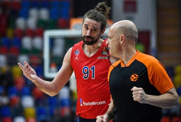 Russia Basketball Euroleague CSKA - ALBA 8104991 04.02.2022 CSKA?s Alexey Shved talks to a referee during the Euroleague basketball match between CSKA Moscow and Alba Berlin, in Moscow, Russia. Alexey Maishev Sputnik Moscow Russia  Copyright: xAlexeyxMaishevx