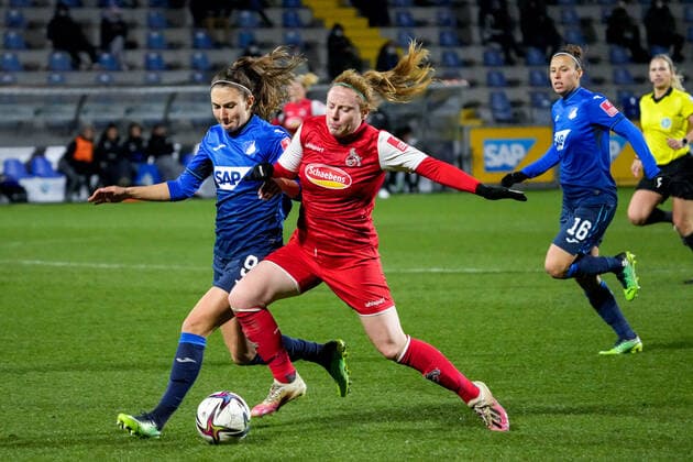 v.li.: Katharina Naschenweng (TSG, 9), Amber Barett (Köln, 22), Zweikampf, Spielszene, Duell, duel, tackle, tackling, Dynamik, Action, Aktion, 04.02.2022, Sinsheim (Hoffenheim) (Deutschland), Fussball, Flyeralarm Frauen-Bundesliga, TSG 1899 Hoffenheim - 1. FC Köln, 04.02.2022, Sinsheim (Hoffenheim) (Deutschland), Fussball, Flyeralarm Frauen-Bundesliga, TSG 1899 Hoffenheim - 1. FC Köln, DFB DFL REGULATIONS PROHIBIT ANY USE OF PHOTOGRAPHS AS IMAGE SEQUENCES AND OR QUASI-VIDEO. xozx