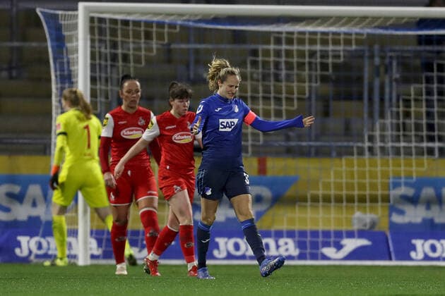 FLYERALARM Frauen-Bundesliga; TSG 1899 Hoffenheim - 1. FC Koeln; 04.02.2022 Fabienne Dongus ( 33, TSG 1899 Hoffenheim) hadert, gestikuliert, Arme, Haende, FLYERALARM Frauen-Bundesliga, TSG 1899 Hoffenheim - 1. FC Koeln, 04.02.2022, Sinsheim, Dietmar-Hopp-Stadion Copyright: xBEAUTIFULxSPORTS JulienxChristx