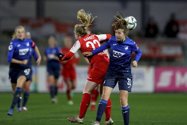FLYERALARM Frauen-Bundesliga; TSG 1899 Hoffenheim - 1. FC Koeln; 04.02.2022 Amber Barrett ( 22, 1. FC Koeln) und Jana Feldkamp ( 31, TSG 1899 Hoffenheim), FLYERALARM Frauen-Bundesliga, TSG 1899 Hoffenheim - 1. FC Koeln, 04.02.2022, Sinsheim, Dietmar-Hopp-Stadion Copyright: xBEAUTIFULxSPORTS JulienxChristx