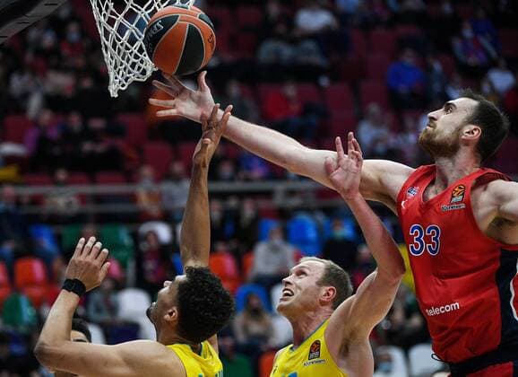 Russia Basketball Euroleague CSKA - ALBA 8104982 04.02.2022 CSKA?s Nikola Milutinov, right, tries to score playing against Alba s Oscar da Silva, left, and Alba s Luke Sikma during the Euroleague basketball match between CSKA Moscow and Alba Berlin, in Moscow, Russia. Alexey Maishev Sputnik Moscow Russia  Copyright: xAlexeyxMaishevx