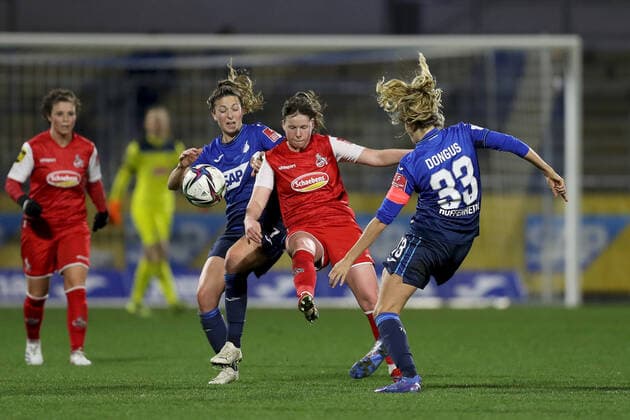 FLYERALARM Frauen-Bundesliga; TSG 1899 Hoffenheim - 1. FC Koeln; 04.02.2022 Adriana Achcinska ( 9, 1. FC Koeln) im Duell mit Chantal Hagel ( 7, TSG 1899 Hoffenheim) und Fabienne Dongus ( 33, TSG 1899 Hoffenheim), FLYERALARM Frauen-Bundesliga, TSG 1899 Hoffenheim - 1. FC Koeln, 04.02.2022, Sinsheim, Dietmar-Hopp-Stadion Copyright: xBEAUTIFULxSPORTS JulienxChristx