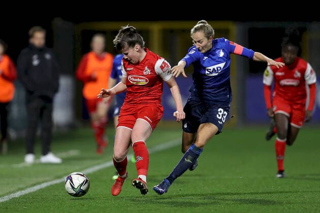 FLYERALARM Frauen-Bundesliga; TSG 1899 Hoffenheim - 1. FC Koeln; 04.02.2022 Adriana Achcinska ( 9, 1. FC Koeln) und Fabienne Dongus ( 33, TSG 1899 Hoffenheim), FLYERALARM Frauen-Bundesliga, TSG 1899 Hoffenheim - 1. FC Koeln, 04.02.2022, Sinsheim, Dietmar-Hopp-Stadion Copyright: xBEAUTIFULxSPORTS JulienxChristx
