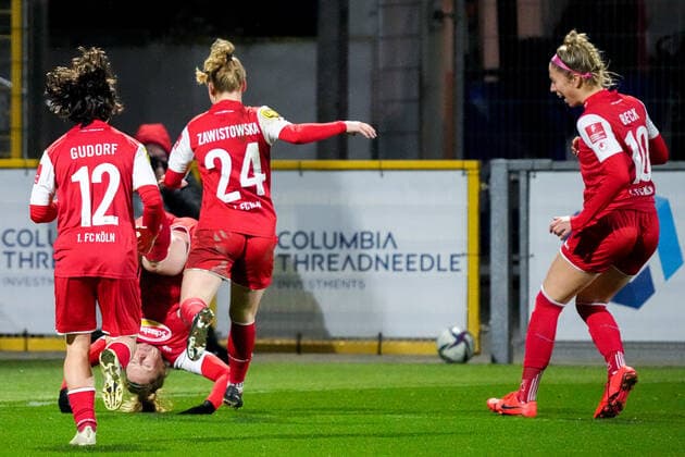 v.li.: Alicia Gudorf (Köln, 12), Torschützin Amber Barett (Köln, 22), Weronika Zawistowska (Köln, 24), Sharon Beck (Köln, 10), Spielerinnen des 1. FC Köln, jubeln über das Tor zum 1:1, Jubel, Torjubel, Torerfolg, celebrate the goal, goal, celebration, Jubel ueber das Tor, optimistisch, Spielszene, Highlight, Action, Aktion, 04.02.2022, Sinsheim (Hoffenheim) (Deutschland), Fussball, Flyeralarm Frauen-Bundesliga, TSG 1899 Hoffenheim - 1. FC Köln, 04.02.2022, Sinsheim (Hoffenheim) (Deutschland), Fussball, Flyeralarm Frauen-Bundesliga, TSG 1899 Hoffenheim - 1. FC Köln, DFB DFL REGULATIONS PROHIBIT ANY USE OF PHOTOGRAPHS AS IMAGE SEQUENCES AND OR QUASI-VIDEO. xozx