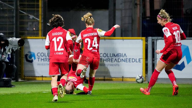 v.li.: Alicia Gudorf (Köln, 12), Torschützin Amber Barett (Köln, 22), Weronika Zawistowska (Köln, 24), Sharon Beck (Köln, 10), Spielerinnen des 1. FC Köln, jubeln über das Tor zum 1:1, Jubel, Torjubel, Torerfolg, celebrate the goal, goal, celebration, Jubel ueber das Tor, optimistisch, Spielszene, Highlight, Action, Aktion, 04.02.2022, Sinsheim (Hoffenheim) (Deutschland), Fussball, Flyeralarm Frauen-Bundesliga, TSG 1899 Hoffenheim - 1. FC Köln, 04.02.2022, Sinsheim (Hoffenheim) (Deutschland), Fussball, Flyeralarm Frauen-Bundesliga, TSG 1899 Hoffenheim - 1. FC Köln, DFB DFL REGULATIONS PROHIBIT ANY USE OF PHOTOGRAPHS AS IMAGE SEQUENCES AND OR QUASI-VIDEO. xozx