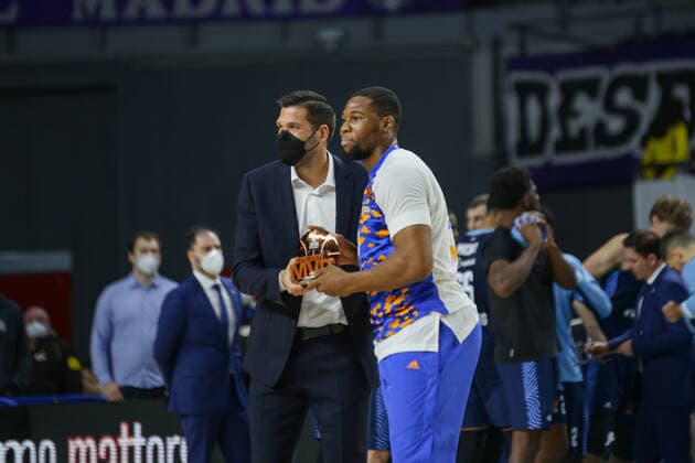 Basketball, EuroLeague, Real Madrid - Zenit St. Petersburg 4th February 2022; Wizink Center; Madrid; Spain; Turkish Airlines Euroleague Basketball; Real Madrid vs Zenit st Petersburg; Guerschon Yabusele MVP Euroleague with Felipe Reyes (Madrid) Madrid Madrid Spain Baloncesto Copyright: xAlbaxPachecox xAgenciaxLOFx