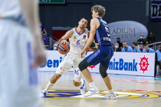 Basketball, EuroLeague, Real Madrid - Zenit St. Petersburg 4th February 2022; Wizink Center; Madrid; Spain; Turkish Airlines Euroleague Basketball; Real Madrid vs Zenit st Petersburg; Alberto Abalde (Madrid) and Mindaugas Kuzminskas (Zenit) Madrid Madrid Spain Baloncesto Copyright: xAlbaxPachecox xAgenciaxLOFx