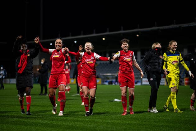 Peggy Kuznik (1. FC Koeln), Weronika Zawistowska (1. FC Koeln) und Team jubeln ueber das Unentschieden, TSG 1899 Hoffenheim vs. 1. FC Koeln, Flyeralarm Frauen Bundesliga, 13. Spieltag, 04.02.2022, Spielzeit 2021 2022 TSG 1899 Hoffenheim vs. 1. FC Koeln, Flyeralarm Frauen Bundesliga, 13. Spieltag, 04.02.2022, Spielzeit 2021 2022 Copyright: xEibner Memmlerx EP_MMR
