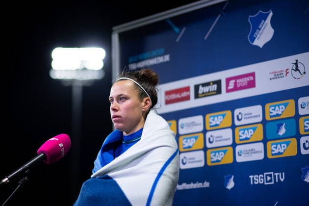 Nicole Billa (TSG Hoffenheim) beim Interview, TSG 1899 Hoffenheim vs. 1. FC Koeln, Flyeralarm Frauen Bundesliga, 13. Spieltag, 04.02.2022, Spielzeit 2021 2022 TSG 1899 Hoffenheim vs. 1. FC Koeln, Flyeralarm Frauen Bundesliga, 13. Spieltag, 04.02.2022, Spielzeit 2021 2022 Copyright: xEibner Memmlerx EP_MMR