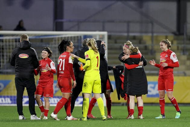 FLYERALARM Frauen-Bundesliga; TSG 1899 Hoffenheim - 1. FC Koeln; 04.02.2022 Freuen sich ueber das Remis: Die Spielerinnen des 1. FC Koeln, FLYERALARM Frauen-Bundesliga, TSG 1899 Hoffenheim - 1. FC Koeln, 04.02.2022, Sinsheim, Dietmar-Hopp-Stadion Copyright: xBEAUTIFULxSPORTS JulienxChristx