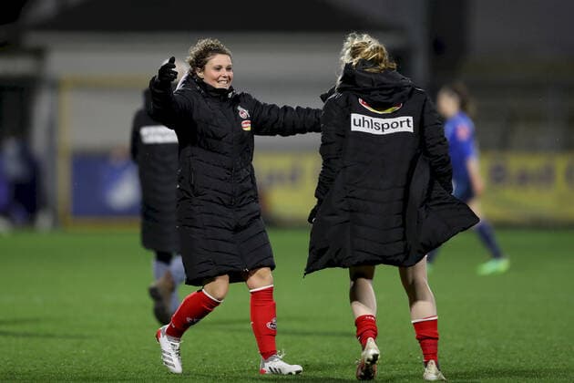 FLYERALARM Frauen-Bundesliga; TSG 1899 Hoffenheim - 1. FC Koeln; 04.02.2022 Freude nach dem Remis: Anja Pfluger ( 20, 1. FC Koeln) und Amber Barrett ( 22, 1. FC Koeln), FLYERALARM Frauen-Bundesliga, TSG 1899 Hoffenheim - 1. FC Koeln, 04.02.2022, Sinsheim, Dietmar-Hopp-Stadion Copyright: xBEAUTIFULxSPORTS JulienxChristx
