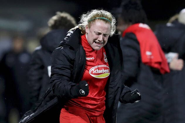 FLYERALARM Frauen-Bundesliga; TSG 1899 Hoffenheim - 1. FC Koeln; 04.02.2022 Amber Barrett ( 22, 1. FC Koeln) jubelt nach Schlusspfiff ueber ihr Tor, FLYERALARM Frauen-Bundesliga, TSG 1899 Hoffenheim - 1. FC Koeln, 04.02.2022, Sinsheim, Dietmar-Hopp-Stadion Copyright: xBEAUTIFULxSPORTS JulienxChristx