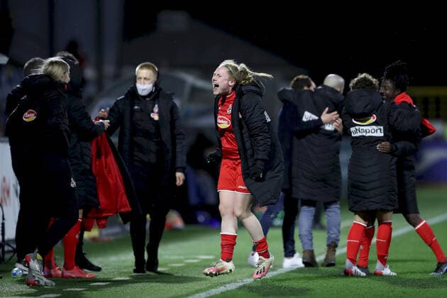 FLYERALARM Frauen-Bundesliga; TSG 1899 Hoffenheim - 1. FC Koeln; 04.02.2022 Amber Barrett ( 22, 1. FC Koeln) jubelt nach Schlusspfiff ueber ihr Tor, FLYERALARM Frauen-Bundesliga, TSG 1899 Hoffenheim - 1. FC Koeln, 04.02.2022, Sinsheim, Dietmar-Hopp-Stadion Copyright: xBEAUTIFULxSPORTS JulienxChristx