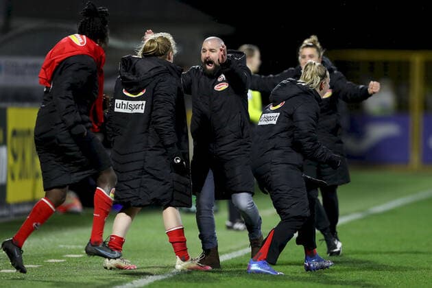 FLYERALARM Frauen-Bundesliga; TSG 1899 Hoffenheim - 1. FC Koeln; 04.02.2022 Cheftrainer Sascha Glass (1. FC Koeln) jubelt nach Abpfiff mit Amber Barrett ( 22, 1. FC Koeln), FLYERALARM Frauen-Bundesliga, TSG 1899 Hoffenheim - 1. FC Koeln, 04.02.2022, Sinsheim, Dietmar-Hopp-Stadion Copyright: xBEAUTIFULxSPORTS JulienxChristx
