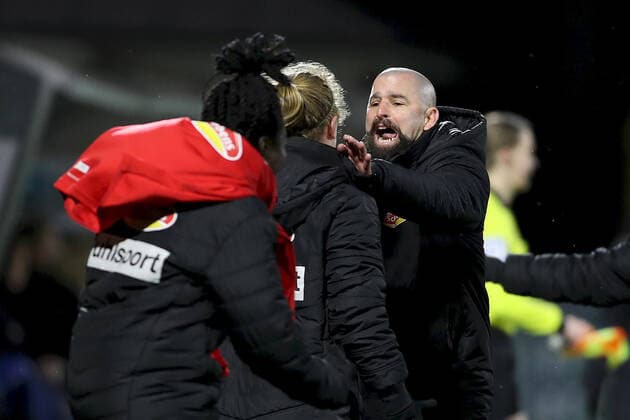 FLYERALARM Frauen-Bundesliga; TSG 1899 Hoffenheim - 1. FC Koeln; 04.02.2022 Cheftrainer Sascha Glass (1. FC Koeln) jubelt nach Abpfiff mit Amber Barrett ( 22, 1. FC Koeln), FLYERALARM Frauen-Bundesliga, TSG 1899 Hoffenheim - 1. FC Koeln, 04.02.2022, Sinsheim, Dietmar-Hopp-Stadion Copyright: xBEAUTIFULxSPORTS JulienxChristx