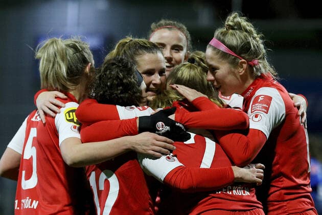 FLYERALARM Frauen-Bundesliga; TSG 1899 Hoffenheim - 1. FC Koeln; 04.02.2022 Rachel Rinast ( 31, 1. FC Koeln) jubelt gemeinsam mit Kristin Demann ( 5, 1. FC Koeln), Alicia-Sophie Gudorf ( 12, 1. FC Koeln), Amber Barrett ( 22, 1. FC Koeln), Sharon Beck ( 10, 1. FC Koeln) und Myrthe Moorrees ( 6, 1. FC Koeln) ueber das 1:1, FLYERALARM Frauen-Bundesliga, TSG 1899 Hoffenheim - 1. FC Koeln, 04.02.2022, Sinsheim, Dietmar-Hopp-Stadion Copyright: xBEAUTIFULxSPORTS JulienxChristx