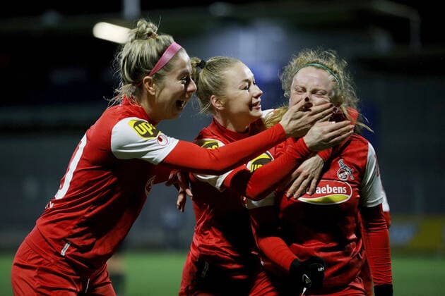 FLYERALARM Frauen-Bundesliga; TSG 1899 Hoffenheim - 1. FC Koeln; 04.02.2022 Jubeln gemeinsam ueber das 1:1: Sharon Beck ( 10, 1. FC Koeln), Weronika Zawistowska ( 24, 1. FC Koeln) und Amber Barrett ( 22, 1. FC Koeln), FLYERALARM Frauen-Bundesliga, TSG 1899 Hoffenheim - 1. FC Koeln, 04.02.2022, Sinsheim, Dietmar-Hopp-Stadion Copyright: xBEAUTIFULxSPORTS JulienxChristx