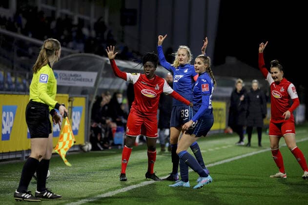 FLYERALARM Frauen-Bundesliga; TSG 1899 Hoffenheim - 1. FC Koeln; 04.02.2022 Alle wollen den Einwurf: Eunice Beckmann ( 11, 1. FC Koeln), Fabienne Dongus ( 33, TSG 1899 Hoffenheim), Jule Brand ( 29, TSG 1899 Hoffenheim) und Sabrina Horvat ( 3, 1. FC Koeln) reklamieren bei Marina Bachmann (SR-A. 1, Bayerischer FV), FLYERALARM Frauen-Bundesliga, TSG 1899 Hoffenheim - 1. FC Koeln, 04.02.2022, Sinsheim, Dietmar-Hopp-Stadion Copyright: xBEAUTIFULxSPORTS JulienxChristx