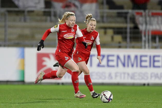 Sport Bilder des Tages FLYERALARM Frauen-Bundesliga; TSG 1899 Hoffenheim - 1. FC Koeln; 04.02.2022 Der Konter, der letztendlich zum 1:1-Endstand fuehrte, startete bereits in der eigenen Haelfte, Vorstoss von Amber Barrett ( 22, 1. FC Koeln) und Weronika Zawistowska ( 24, 1. FC Koeln), FLYERALARM Frauen-Bundesliga, TSG 1899 Hoffenheim - 1. FC Koeln, 04.02.2022, Sinsheim, Dietmar-Hopp-Stadion Copyright: xBEAUTIFULxSPORTS JulienxChristx