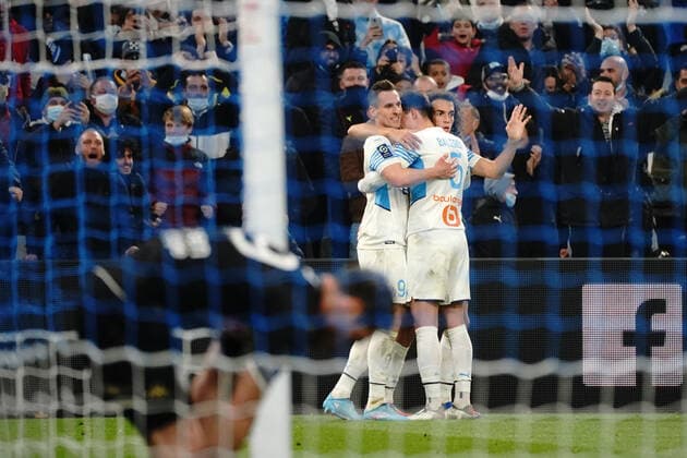 Fußball, Olympique Marseille - SCO Angers Joie - Arkadiusz Milik (Olympique de Marseille) - Leonardo Balerdi (Olympique de Marseille) - Matteo Guendouzi (Olympique de Marseille) FOOTBALL : Olympique de Marseille vs SCO Angers - Ligue 1 Uber Eats - Marseille - 04 02 2022 NorbertScanella Panoramic 