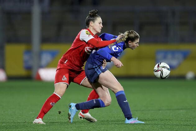 FLYERALARM Frauen-Bundesliga; TSG 1899 Hoffenheim - 1. FC Koeln; 04.02.2022 Sabrina Horvat ( 3, 1. FC Koeln) im Duell mit Jule Brand ( 29, TSG 1899 Hoffenheim), FLYERALARM Frauen-Bundesliga, TSG 1899 Hoffenheim - 1. FC Koeln, 04.02.2022, Sinsheim, Dietmar-Hopp-Stadion Copyright: xBEAUTIFULxSPORTS JulienxChristx