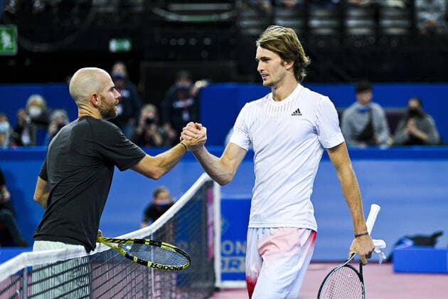 poignee de mains entre Adrian Mannarino (Fra) et Alexander Zverev (Ger) en fin de match TENNIS : Open Sud de France 2022 - Montpellier - 04 02 2022 JBAutissier Panoramic 