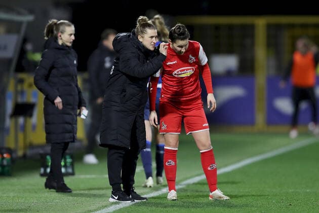 FLYERALARM Frauen-Bundesliga; TSG 1899 Hoffenheim - 1. FC Koeln; 04.02.2022 Mirella Junker (Co-Trainerin, 1. FC Koeln) gibt Sabrina Horvat ( 3, 1. FC Koeln) Anweisungen, gestikuliert, Arme, Haende, FLYERALARM Frauen-Bundesliga, TSG 1899 Hoffenheim - 1. FC Koeln, 04.02.2022, Sinsheim, Dietmar-Hopp-Stadion Copyright: xBEAUTIFULxSPORTS JulienxChristx