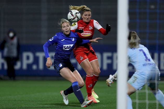 FLYERALARM Frauen-Bundesliga; TSG 1899 Hoffenheim - 1. FC Koeln; 04.02.2022 Celina Degen ( 14, TSG 1899 Hoffenheim) und Rachel Rinast ( 31, 1. FC Koeln), FLYERALARM Frauen-Bundesliga, TSG 1899 Hoffenheim - 1. FC Koeln, 04.02.2022, Sinsheim, Dietmar-Hopp-Stadion Copyright: xBEAUTIFULxSPORTS JulienxChristx