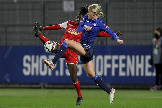 FLYERALARM Frauen-Bundesliga; TSG 1899 Hoffenheim - 1. FC Koeln; 04.02.2022 Eunice Beckmann ( 11, 1. FC Koeln) und Celina Degen ( 14, TSG 1899 Hoffenheim), FLYERALARM Frauen-Bundesliga, TSG 1899 Hoffenheim - 1. FC Koeln, 04.02.2022, Sinsheim, Dietmar-Hopp-Stadion Copyright: xBEAUTIFULxSPORTS JulienxChristx