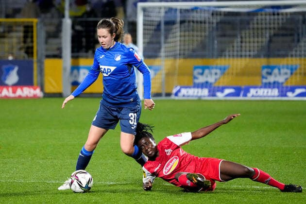 v.li.: Jana Feldkamp (TSG, 31), Eunice Beckmann (Köln, 11), Zweikampf, Spielszene, Duell, duel, tackle, tackling, Dynamik, Action, Aktion, 04.02.2022, Sinsheim (Hoffenheim) (Deutschland), Fussball, Flyeralarm Frauen-Bundesliga, TSG 1899 Hoffenheim - 1. FC Köln, 04.02.2022, Sinsheim (Hoffenheim) (Deutschland), Fussball, Flyeralarm Frauen-Bundesliga, TSG 1899 Hoffenheim - 1. FC Köln, DFB DFL REGULATIONS PROHIBIT ANY USE OF PHOTOGRAPHS AS IMAGE SEQUENCES AND OR QUASI-VIDEO. xozx